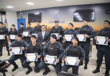 Presidente Papy entrega Moção de Congratulação a policiais da Força Tática do 9º BPM